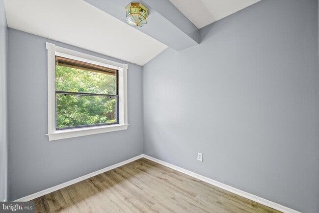 Building Photo - 1419 Valley Dr