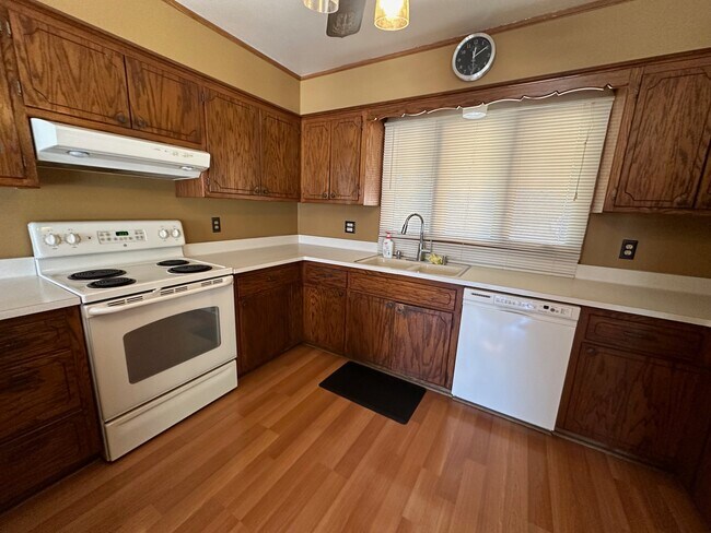 Building Photo - Spacious 2BR \2.5BA With Pool !