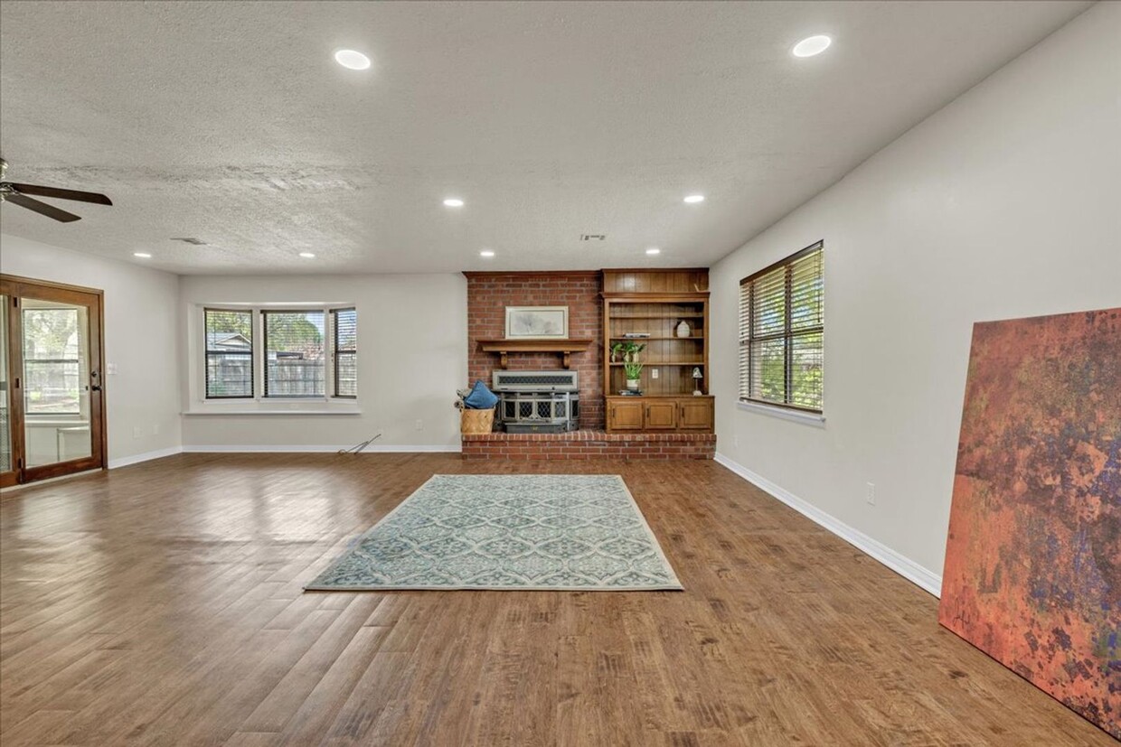 Foto principal - Large Original Yukon Home with 1891'