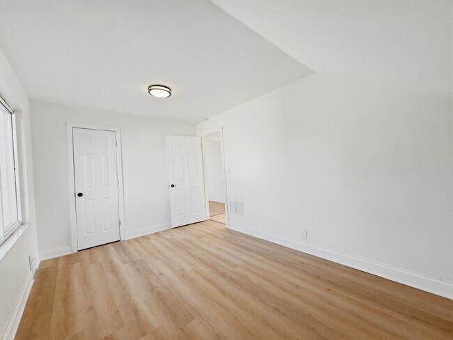 Foto del edificio - 329 W Muir Ave