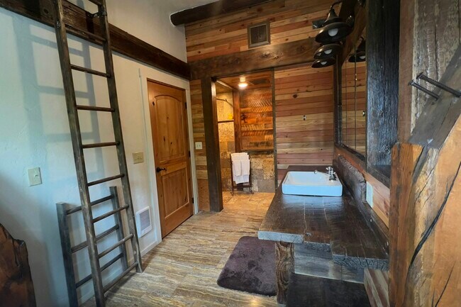 Foto del edificio - 3575 N Brookside Ln