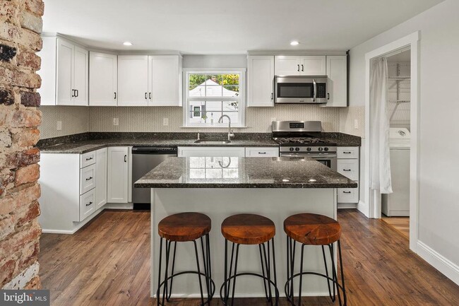 Building Photo - 2201 Alvin Ave