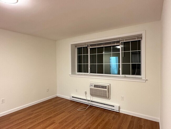 Photo - Huge 2 bed located near the Green Line wit... House
