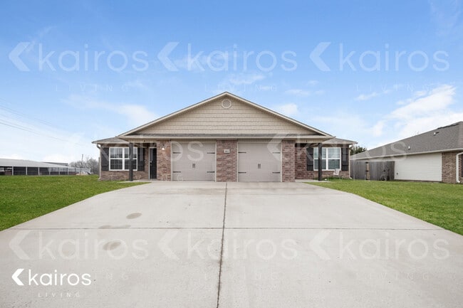Building Photo - 3893 Thomas St