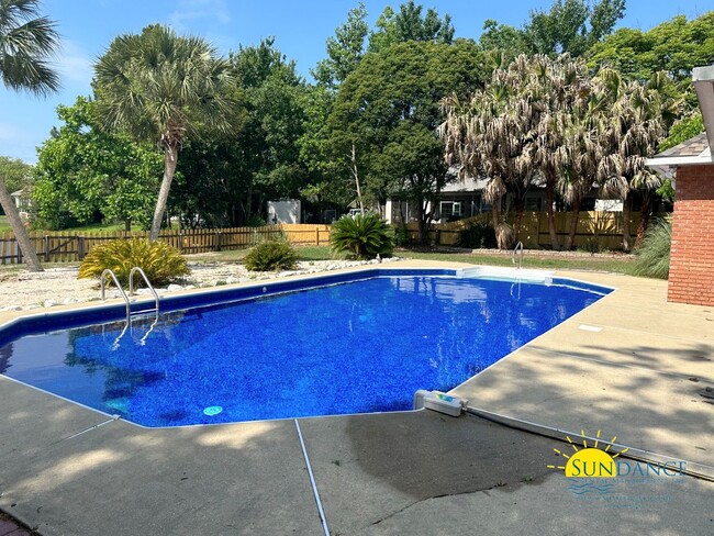 Building Photo - Beautiful Lakefront Home with a Pool