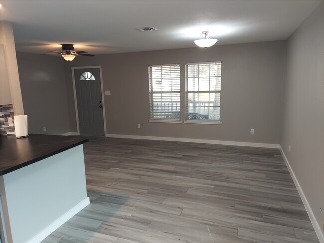 Building Photo - 933 Valentine Ave