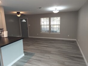 Building Photo - 933 Valentine Ave