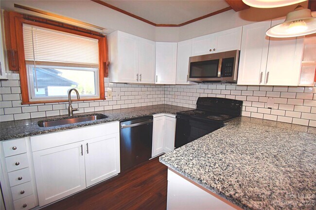 Building Photo - 1620 Starbrook Dr