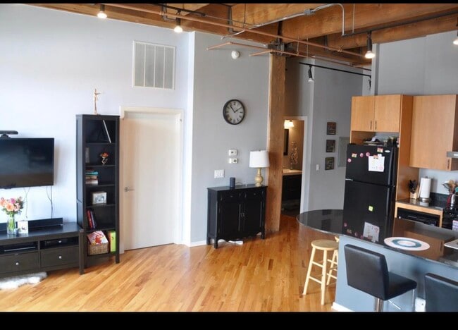 Building Photo - 1040 W Adams St