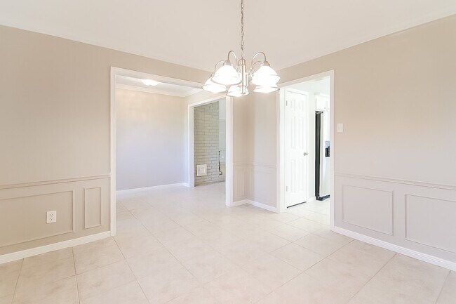 Building Photo - 2303 Prestwick Dr