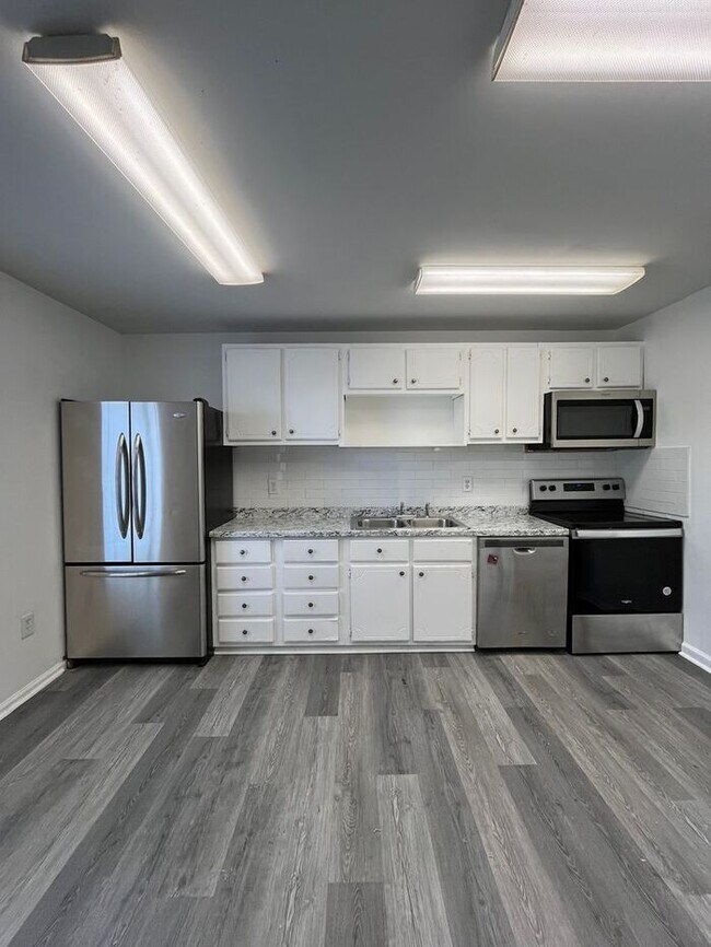 Foto del edificio - Spacious 4-Bedroom Duplex with Modern Amen...