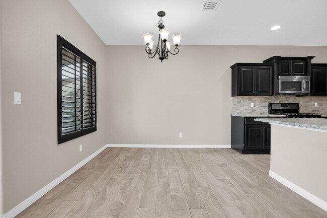 Building Photo - Spacious 4 Bedroom Home for Rent in Sunlan...