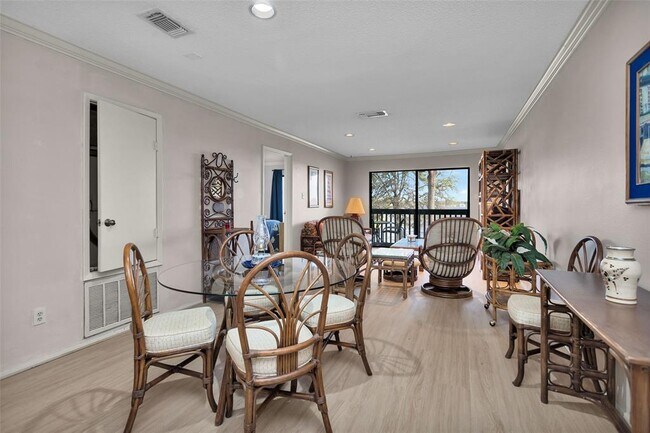 Building Photo - 3900 Aspen Dr