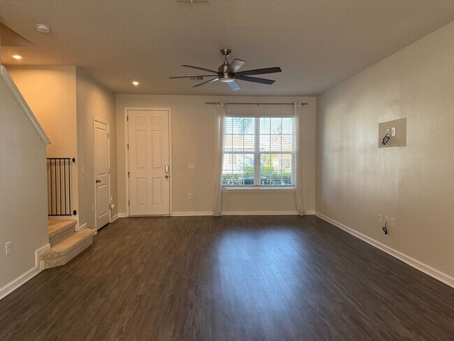 Building Photo - Like New Townhouse in Hamlin