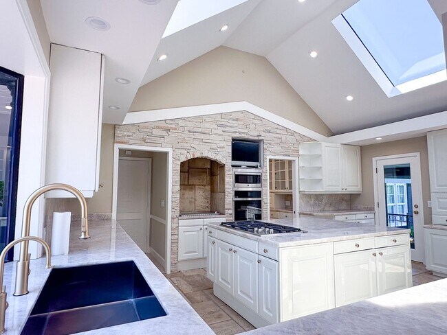 Building Photo - Exceptional Executive Estate With Pool and Tennis Court