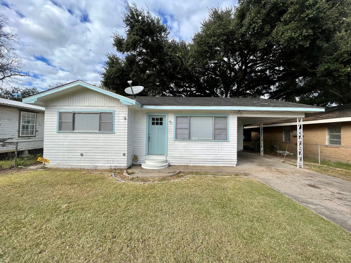 Primary Photo - 3 bedroom, 1 Bathroom Home Available in La...