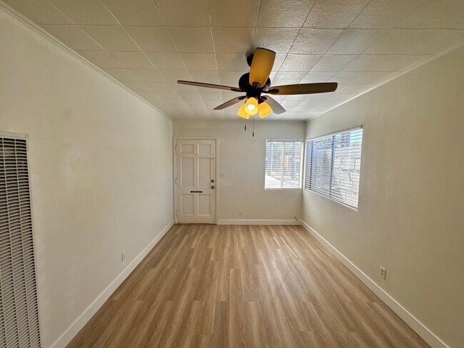 Building Photo - 1465 W Parade St