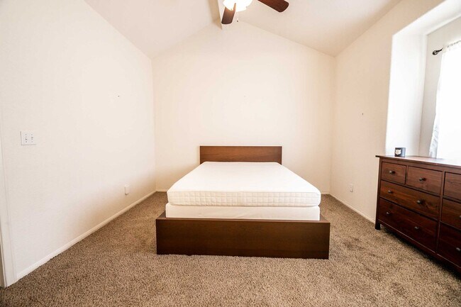 Foto del edificio - Cute 2 Bedroom Condo FOR RENT!