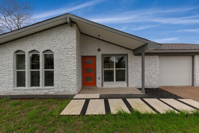 Foto del edificio - Stunning 3-Bedroom Single Family Home on C...