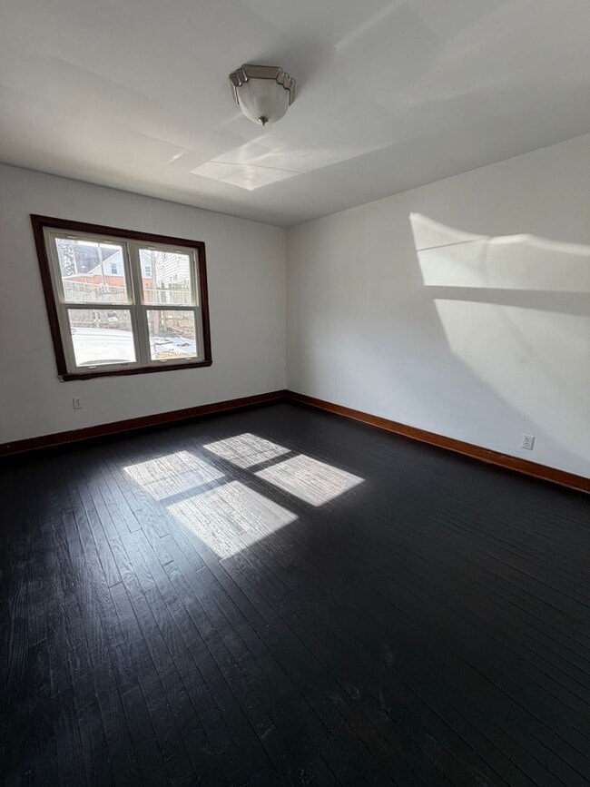 Building Photo - 1652 Roosevelt Ave