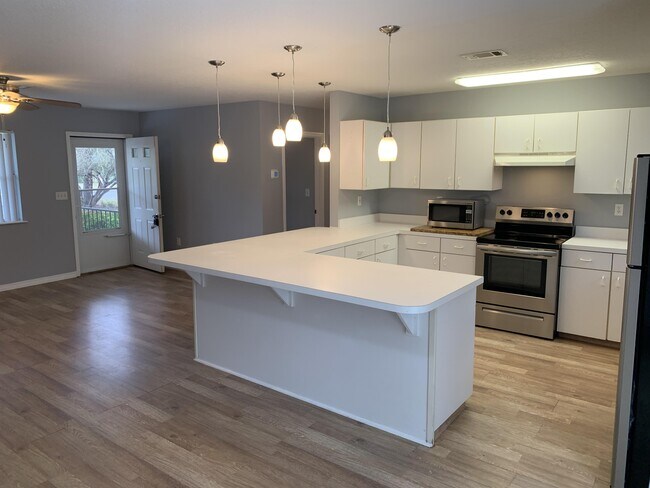 Building Photo - 181 E Pinehurst Dr