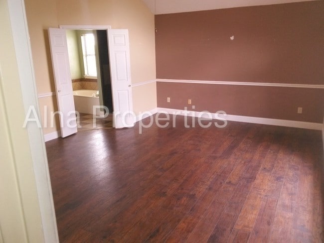 Building Photo - 827 Astaire Ave