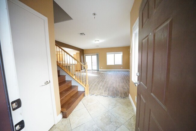 Foto del edificio - Showings Available NOW