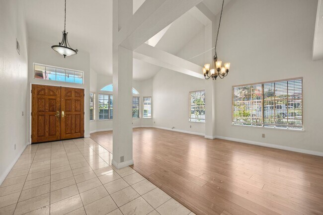 Foto del edificio - Beautiful Updated Corner Lot 3 Bed 3 Bath ...