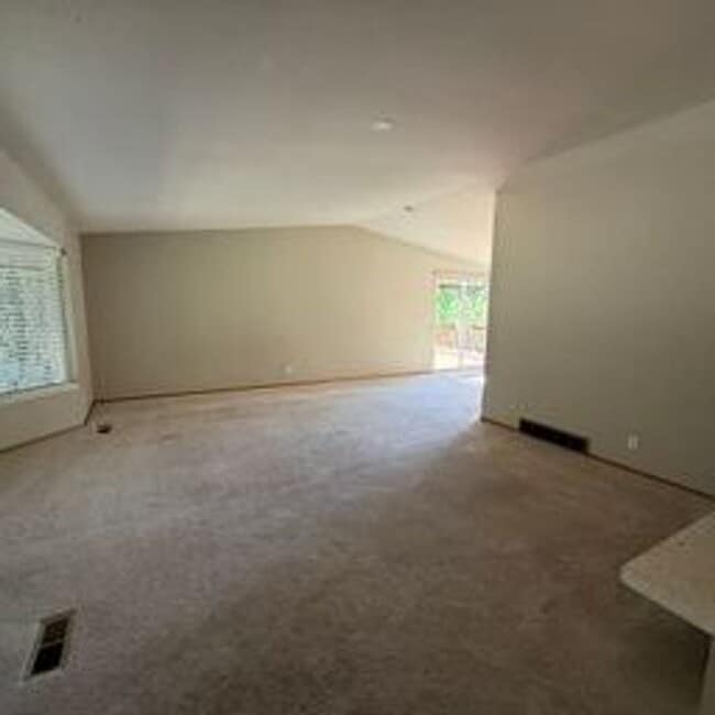 Building Photo - Beautiful home in highly desirable Bellevue neighborhood.