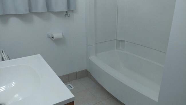 Hall Bath - 331 Wallace Rd