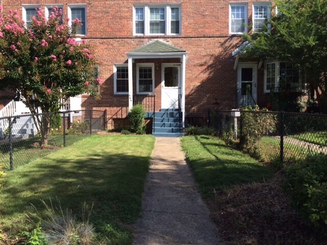 Building Photo - 566 E Nelson Ave