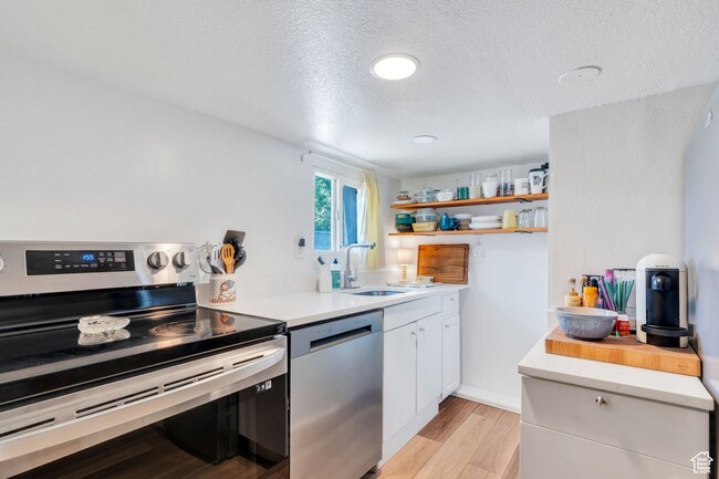 Building Photo - Provo Duplex - Downstairs