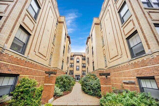 Foto del edificio - 4337 N Troy St