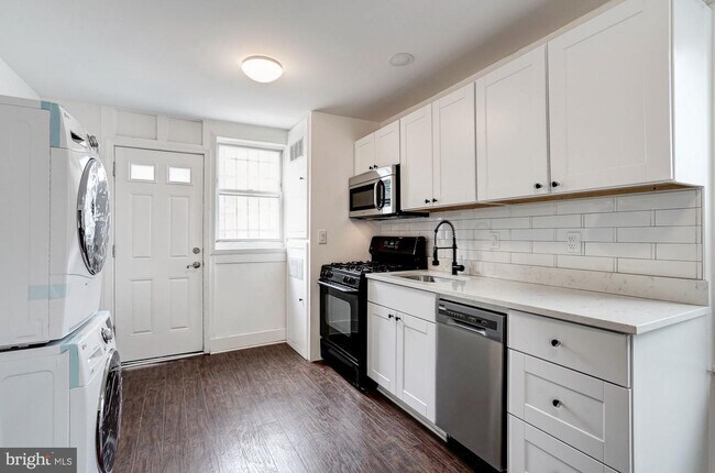 Foto del edificio - 810 Otis Pl NW