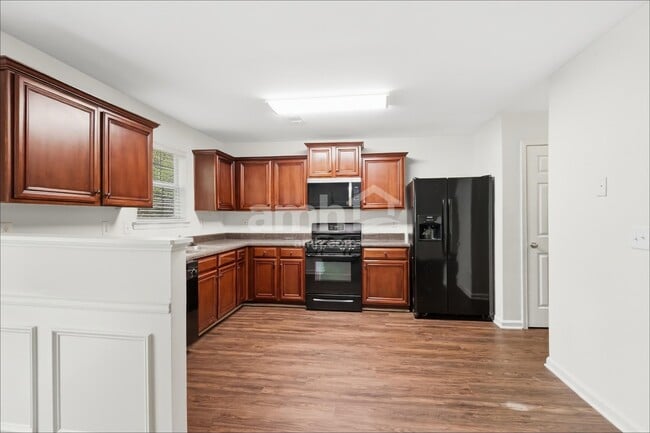 Building Photo - 119 Hidden Creek Dr