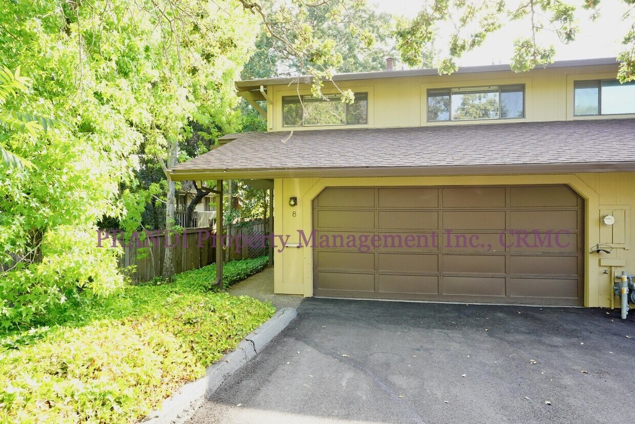 Primary Photo - Corner Unit Townhome with A/C!