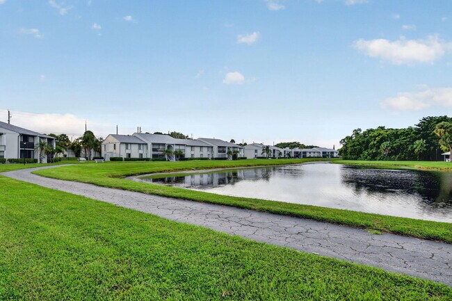 Building Photo - 1002 Green Pine Blvd