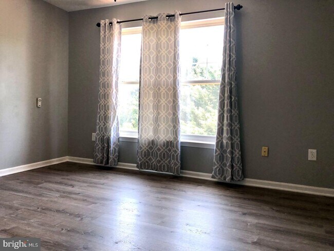 Foto del edificio - 424 Blossom Ln