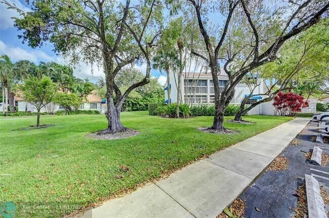 Foto del edificio - 4126 W Palm Aire Dr