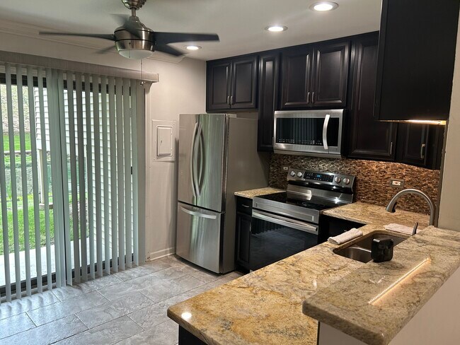 Building Photo - 206 S Waters Edge Dr