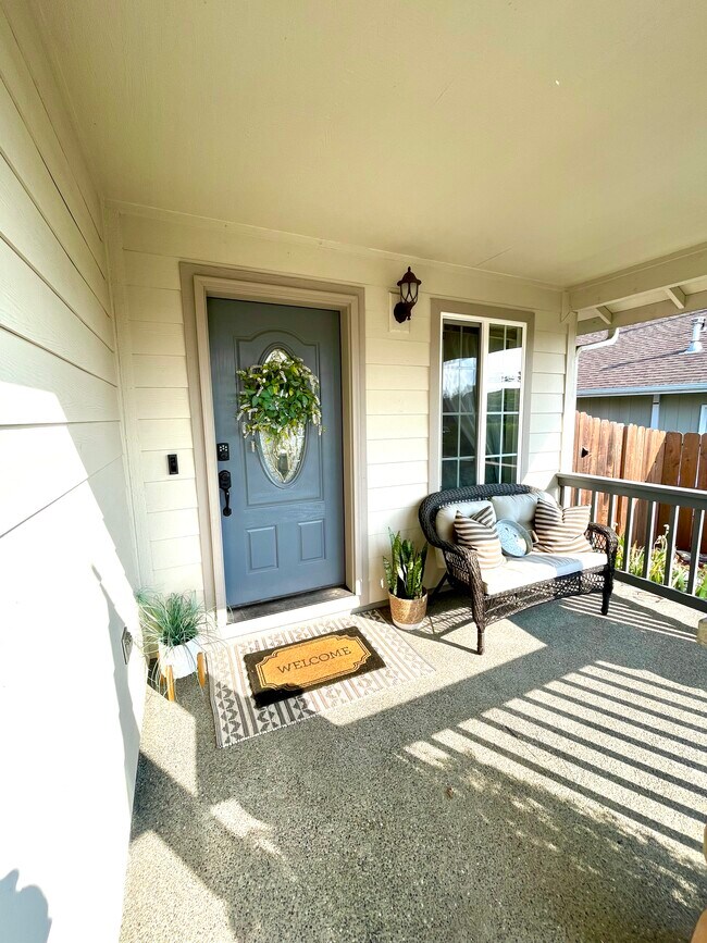 Large covered front porch - 1331 SW Sturgeon Ct