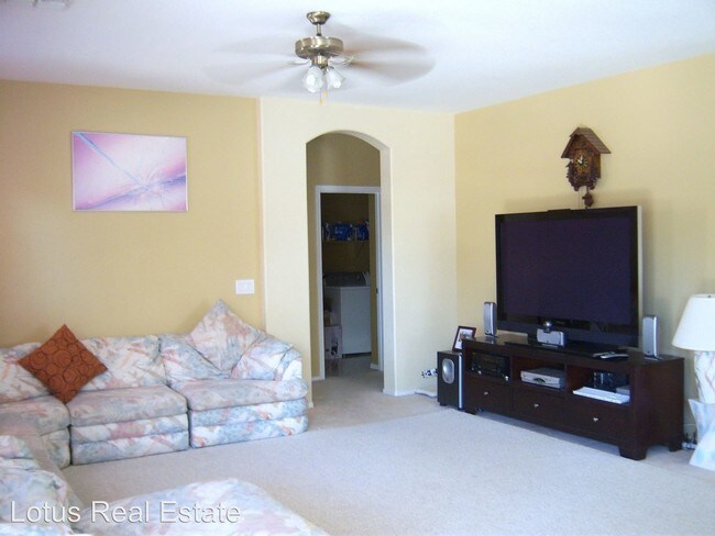 Building Photo - 4 br, 3 bath House - 1145 E Locust Dr.