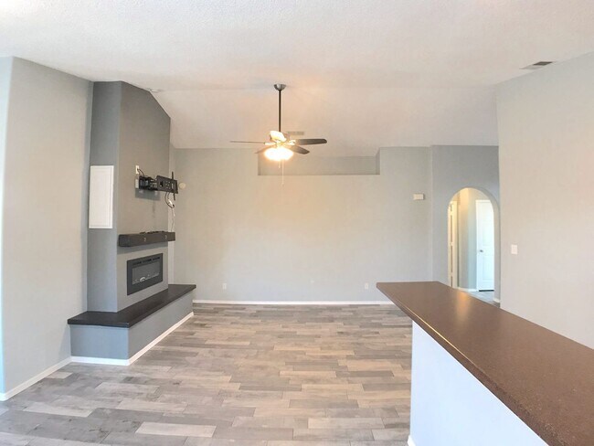 Foto del edificio - Don't miss out!  Beautiful 3 bedroom Los Lunas Home! Open Layout, spacious living room. Easy I-25...