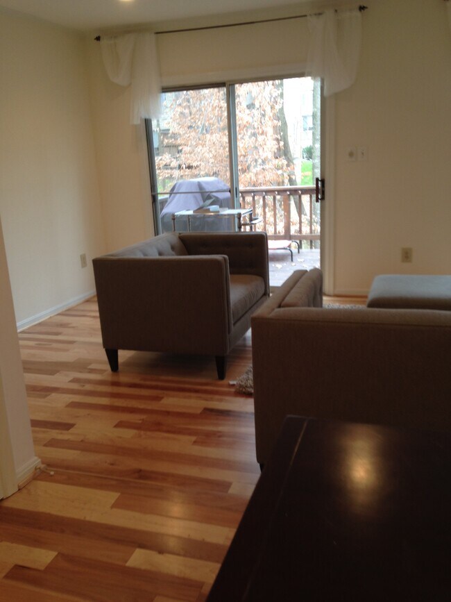 Planta diáfana, con cocina integrada al comedor y la sala de estar, vistas a la terraza y al bosque. - 10651 Pine Haven Ter