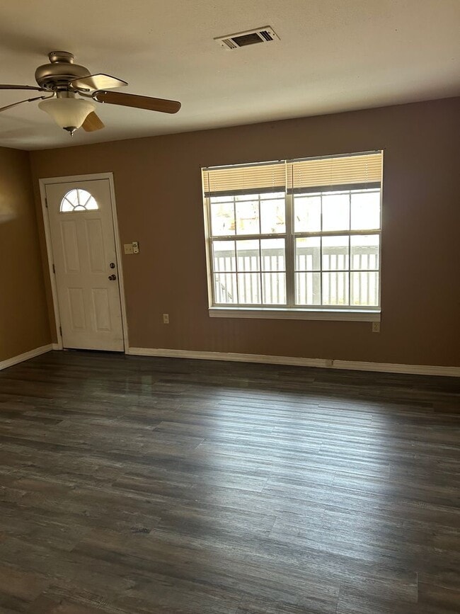 Foto del edificio - 3816 E 6th St