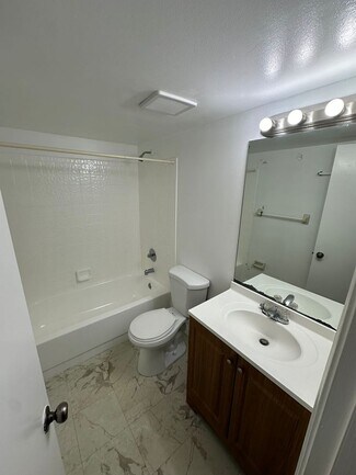 Building Photo - 1016 Twin Lakes Dr