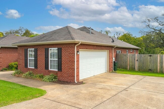 Building Photo - 564 Rose Cottage Cir