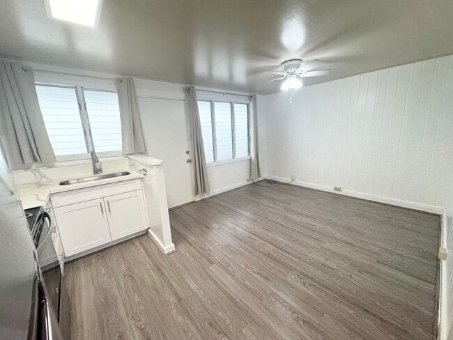 Building Photo - Rarely available one bedroom w/ covered parking near Ward!