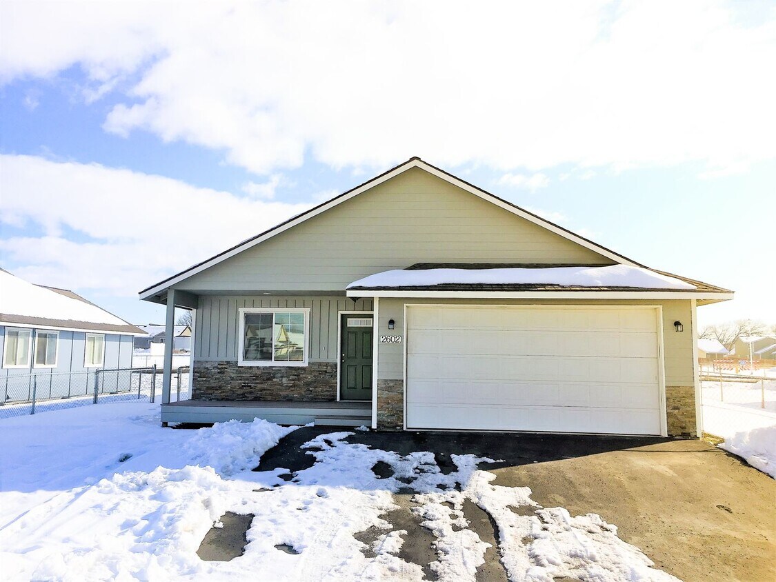 Foto principal - This Home Has It All!