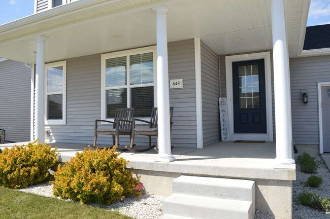Building Photo - 848 Hawthorn Dr